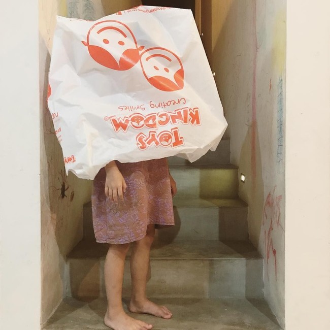 Punya kantung belanja besar dari brand kenamaan? Anda bisa memamerkannya dengan stylish di Instagram seperti wanita berikut. Foto: Instagram @lili_addouane