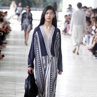 10 tahun berkarya, desainer Sapto Djojokartiko menggelar show tunggal pertamanya sekaligus menghadirkan koleksi terbarunya yang terinspirasi dari era 1980, berlangsung di Istora Senayan, Jakarta. Foto: Mohammad Abduh/Wolipop