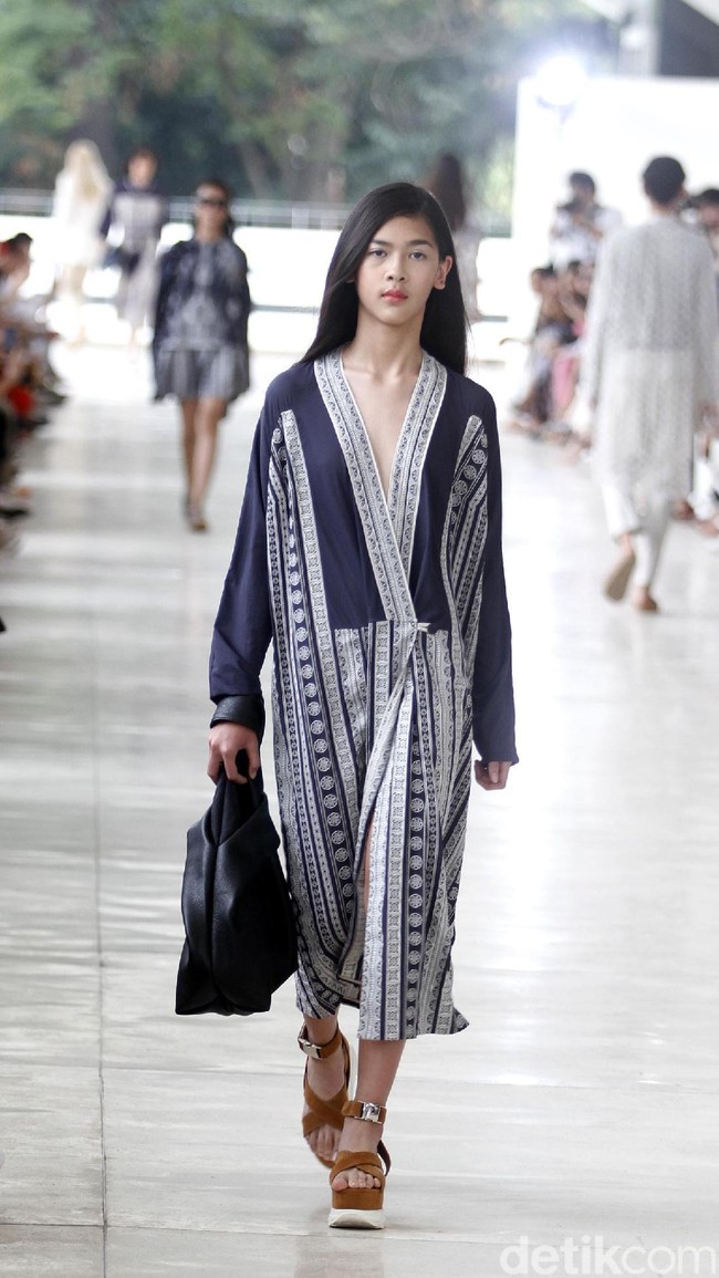 10 tahun berkarya, desainer Sapto Djojokartiko menggelar show tunggal pertamanya sekaligus menghadirkan koleksi terbarunya yang terinspirasi dari era 1980, berlangsung di Istora Senayan, Jakarta. Foto: Mohammad Abduh/Wolipop