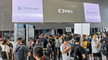 Pembukaan acara dimulai dengan sesi keynote speaker pada 19 September 2018. Antrean memasuki hall Cloud Town International Convention and Exhibition Center, Hangzhou, China terlihat sejak pagi. (Foto: detikINET/Rachmatunnisa)