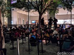 Penampakan Pengantre iPhone Menginap, Tak Gentar Hujan Deras