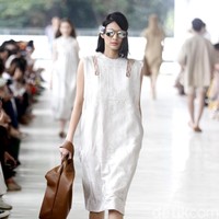 10 tahun berkarya, desainer Sapto Djojokartiko menggelar show tunggal pertamanya sekaligus menghadirkan koleksi terbarunya yang terinspirasi dari era 1980, berlangsung di Istora Senayan, Jakarta. Foto: Mohammad Abduh/Wolipop