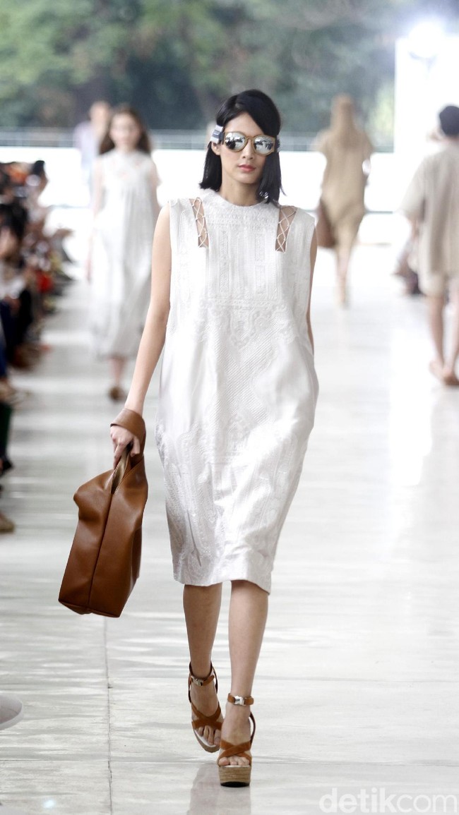 10 tahun berkarya, desainer Sapto Djojokartiko menggelar show tunggal pertamanya sekaligus menghadirkan koleksi terbarunya yang terinspirasi dari era 1980, berlangsung di Istora Senayan, Jakarta. Foto: Mohammad Abduh/Wolipop