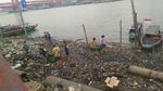 Foto: Petugas Berjibaku Angkut Tumpukan Sampah di Sungai Musi