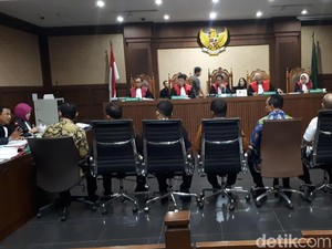 Saksi di Sidang Zumi Zola: Tak Ada Uang, Anggota DPRD Ancam Absen