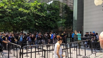 Negara yang kebagian perdana iPhone XR adalah Andorra, Australia, Austria, Bahrain, Belgia, Bulgaria, Kanada, China, Kroasia, Siprus, Republik Ceko, Denmark, Estonia, Finlandia, Prancis, Jerman, Yunani, Greenland, Guernsey, Hong Kong, Hungaria, Islandia, India, Irlandia, Isle of Man, Italia, Jepang, Jersey, Kuwait, Latvia, Liechtenstein, Lithuania, Luksemburg, Malta, Meksiko, Monaco, Belanda, Selandia Baru, Norwegia, Oman, Polandia, Portugal, Puerto Rico, Qatar, Rumania, Rusia, Arab Saudi, Singapura, Slovakia, Slovenia, Afrika Selatan, Spanyol, Swedia, Swiss, Taiwan, Uni Emrirat Arab, Inggris, Amerika Serikat dan US Virgin Islands. (Foto: detikINET/Adi Fida Rahman)