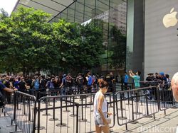Begini Antrean Panjang Beli iPhone Baru di Singapura