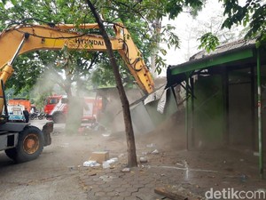 Sosialisasi 2 Tahun, 90 Kios Pinggir Sungai Jagir Akhirnya Dirobohkan