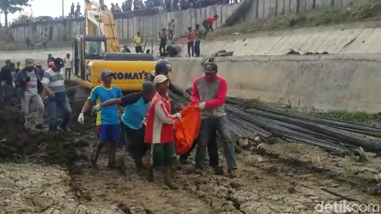 Truk Terperosok ke Sungai di Tegal, Sopir Tewas Tertimbun Besi Truk Terperosok ke Sungai di Tegal, Sopir Tewas Tertimbun Besi