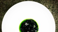 Makanan ini terbuat dari cumi yang diolah bersama tinta hitamnya lalu disajikan dengan saus daun ketumbar. Tampilannya simpel banget! Foto: instagram yusuke namai