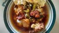 Kuah semur daging dan tahu yang gurih manis bikin racikan bubur ini makin enak rasanya. Foto : Instagram @riekhasa