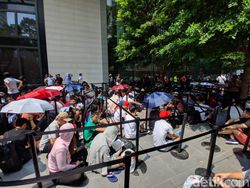 Begini Antrean Panjang Beli iPhone Baru di Singapura