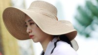 Ada turis yang memilih menggunakan topi berjenis floppy hat dengan daun topi yang lebar sehingga pas untuk digunakan saat terik matahari menerjang dan tentunya membuat penampilan turis yang menggunakannya terlihat lebih stylish. Soe Zeya Tun/Reuters.