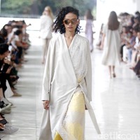 10 tahun berkarya, desainer Sapto Djojokartiko menggelar show tunggal pertamanya sekaligus menghadirkan koleksi terbarunya yang terinspirasi dari era 1980, berlangsung di Istora Senayan, Jakarta. Foto: Mohammad Abduh/Wolipop