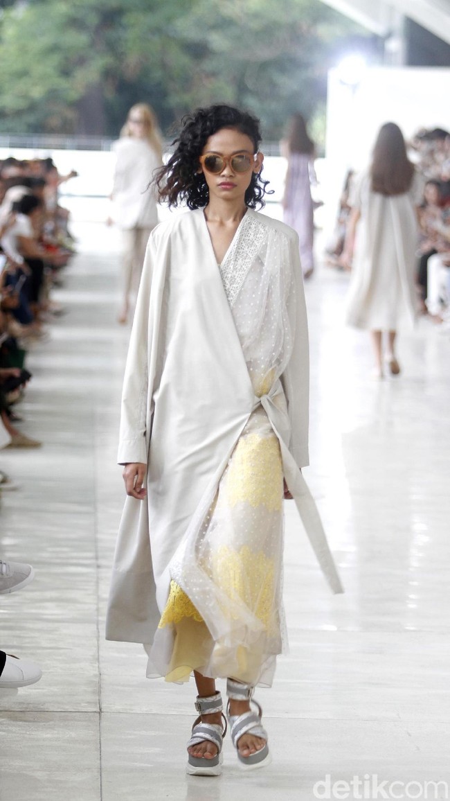 10 tahun berkarya, desainer Sapto Djojokartiko menggelar show tunggal pertamanya sekaligus menghadirkan koleksi terbarunya yang terinspirasi dari era 1980, berlangsung di Istora Senayan, Jakarta. Foto: Mohammad Abduh/Wolipop