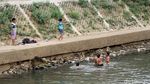 Air Surut, Sungai Ciliwung Jadi Tempat Berenang Anak-anak