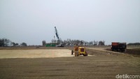 Rinciannya, tahap pertama pada 2018-2026 dengan target pengerjaan runway sepanjang 3.250 meter, terminal seluas 180 ribu meter persegi, dan apron 23 parking stand. Jika tahap pertama rampung, diperkirakan Bandara Kulon Progo bisa menampung 14 juta penumpang domestik dan internasional.