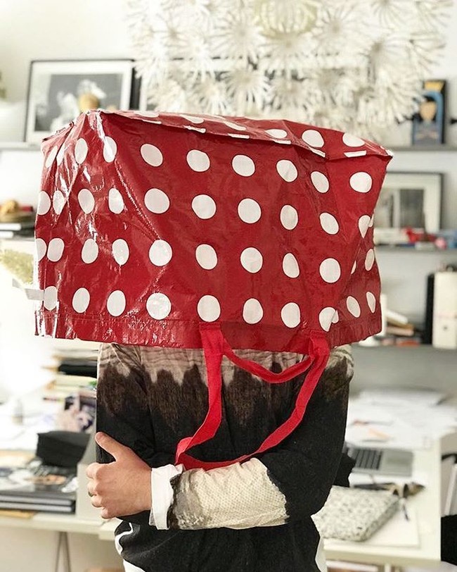 Beberapa pria juga terlihat mereplikasi foto unik Victoria Beckham. Gaya pria berikut terlihat kocak sekaligus stylish dengan tas belanja berpolka dot. Foto: Instagram @materoncevic