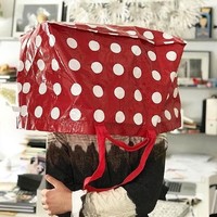 Beberapa pria juga terlihat mereplikasi foto unik Victoria Beckham. Gaya pria berikut terlihat kocak sekaligus stylish dengan tas belanja berpolka dot. Foto: Instagram @materoncevic