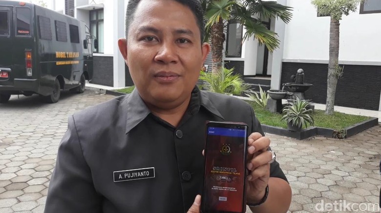 Ada Srintil, Tak Perlu Takut Dipungli Saat Bayar Tilang di Magetan Ada Srintil, Tak Perlu Takut Dipungli Saat Bayar Tilang di Magetan
