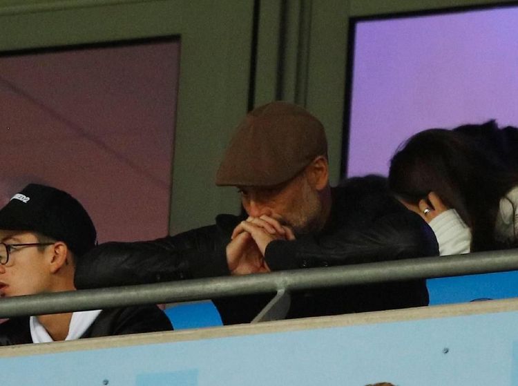 Dari Tribun Penonton, Guardiola Tertunduk Lesu
