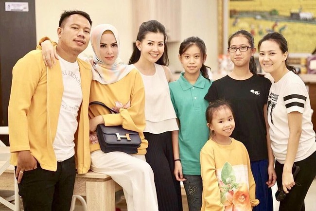 Kembali tampil serasi dengan busana berwarna kuning, Angel Lelga dan Vicky Prasetyo yang pernikahannya disiarkan langsung di televisi ini berpose bersama keluarga Angel. Dan mantan istri Rhoma Irama itu terlihat membawa tas Hermes seri constance berwarna hittam yang harganya US$ 18.975 atau sekitar Rp 281,8 juta. Foto: Instagram