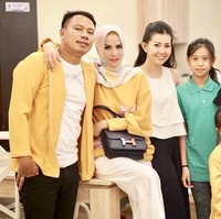 Kembali tampil serasi dengan busana berwarna kuning, Angel Lelga dan Vicky Prasetyo yang pernikahannya disiarkan langsung di televisi ini berpose bersama keluarga Angel. Dan mantan istri Rhoma Irama itu terlihat membawa tas Hermes seri constance berwarna hittam yang harganya US$ 18.975 atau sekitar Rp 281,8 juta. Foto: Instagram