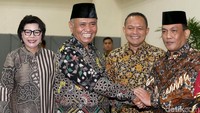 Pelantikan ini juga dihadiri Wakil Ketua KPK Basaria Pandjaitan, Wakil Ketua KPK Alexander Marwata, Plt Sekjen KPK Pahala Nainggolan, dan Deputi Penindakan KPK Irjen Firli.