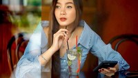 Segelas lime mojito menemani waktu santai Patricia. Segar ya mojito dan wajah Patricia. Foto: instagram patricia razer