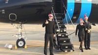 Kemana-mana, Yusaku pergi naik pesawat jet pribadi miliknya yang berwarna hitam ini. Saat natal, dia mengunggah foto di depan jet pribadi sambil pakai topi Santa Claus (Instagram/@yusaku2020) 