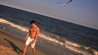 Ini gaya Chuando saat main di pantai di New York (chuando_chuandoandfre/Instagram)  