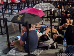 Penampakan Pengantre iPhone Menginap, Tak Gentar Hujan Deras