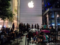 Penampakan Pengantre iPhone Menginap, Tak Gentar Hujan Deras