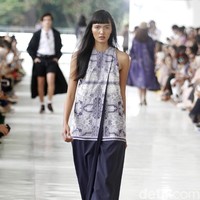 10 tahun berkarya, desainer Sapto Djojokartiko menggelar show tunggal pertamanya sekaligus menghadirkan koleksi terbarunya yang terinspirasi dari era 1980, berlangsung di Istora Senayan, Jakarta. Foto: Mohammad Abduh/Wolipop