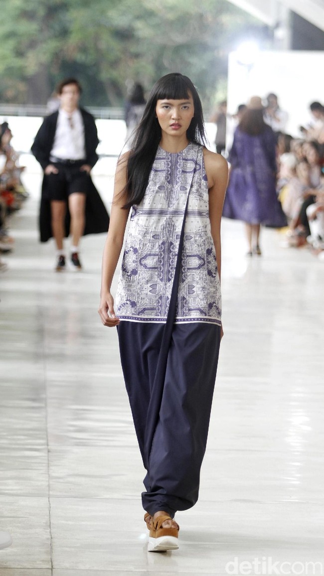 10 tahun berkarya, desainer Sapto Djojokartiko menggelar show tunggal pertamanya sekaligus menghadirkan koleksi terbarunya yang terinspirasi dari era 1980, berlangsung di Istora Senayan, Jakarta. Foto: Mohammad Abduh/Wolipop