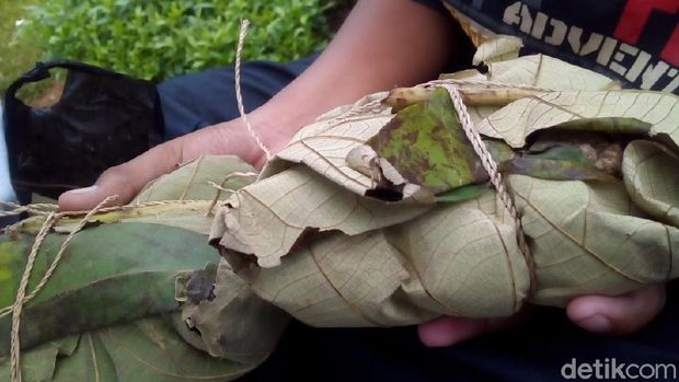 Nasi berkat tradisi Buka Luwur. 
