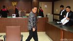 Senyum Amin Santono di Sidang Dakwaan Kasus Korupsi