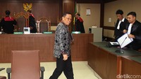 Usai persidangan, Amin pun tersenyum dan melayani beragam pertanyaan dari awak media.