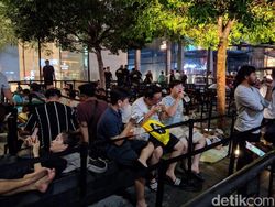 Penampakan Pengantre iPhone Menginap, Tak Gentar Hujan Deras
