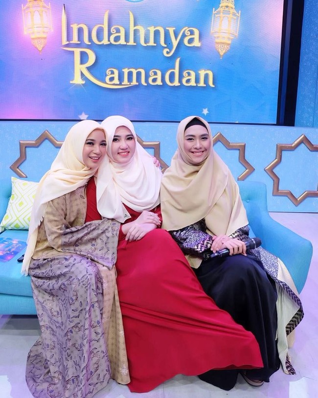 Di acara Indahnya Ramadan Trans TV, Via Vallen tampil memakai gamis merah dan berfoto bersama Chacha Frederica dan Oki Setiana Dewi. Foto: Dok. Instagram