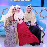Di acara Indahnya Ramadan Trans TV, Via Vallen tampil memakai gamis merah dan berfoto bersama Chacha Frederica dan Oki Setiana Dewi. Foto: Dok. Instagram