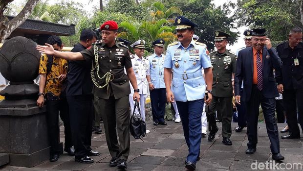 Panglima TNI dan Para Kepala Staf Ziarah Pak Harto di Giribangun