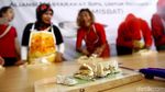 Aksi Emak-emak Lomba Potong Tempe Setipis Kartu ATM