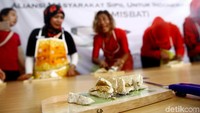 Para emak-emak itu berlomba untuk memotong tempe setipis mungkin layaknya kartu ATM.
