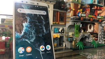 Bila dibandingkan dengan Mi A1, sejumlah peningkatan dilakukan oleh Xiaomi pada Mi A2, mulai dari chipset, ukuran layar, kamera belakang, sampai kamera depan.(Foto: Agus Tri Haryanto/detikINET)