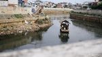 Potret Sampah di Pinggiran Ciliwung Saat Surut