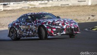 Seorang pengemudi mencoba ngedrift dengan Toyota Supra generasi kelima. Foto: Toyota