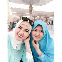 Bukan kali pertama Via Vallen tampil pakai hijab. Saat beribadah umroh, Via tampil cantik memakai hijab warna putih dan busana bernuansa hijau. Foto: Dok. Instagram