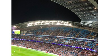 Netizen juga menyindir stadion Etihad yang banyak bangku kosongnya. Foto: Twitter