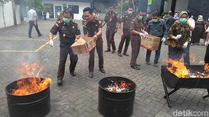 Kejari Tanjung Perak Musnahkan Barang Bukti Kasus Selama 9 Bulan